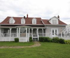 MAGNIFIQUE MAISON MEUBLÉE AVEC VUE SUR LE FLEUVE AU QUÉBEC, CANADA